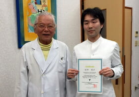 山元敏勝医師と私。YNSAの認定証。